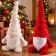 Set 2 Gnomi di Natale Seduti con Gambe Lunghe 40 cm, in ambiente natalizio