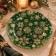Piatto di Natale in Vetro Verde con Decori Dorati, in ambiente natalizio