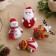 Set 4 Personaggi di Natale in Stoffa da Appendere 17 cm, in ambiente natalizio