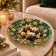 Piatto di Natale in Vetro Verde con Decori Dorati, in ambiente natalizio