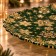Piatto di Natale in Vetro Verde con Decori Dorati, in ambiente natalizio
