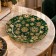 Piatto di Natale in Vetro Verde con Decori Dorati, in ambiente natalizio