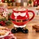 Set 3 Tazze Mug Babbo Natale da 500 ml con Piedi, in ambiente natalizio