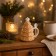 Set 2 Tazze di Natale con Coperchio e Cucchiaino, in ambiente natalizio